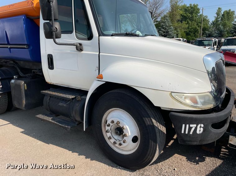 image for item DS8819 2005 International 4300  spreader truck