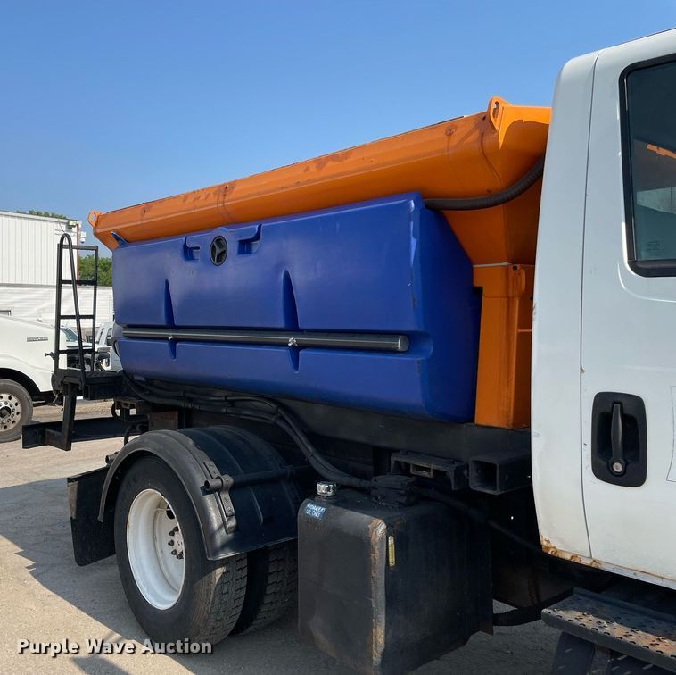 image for item DS8819 2005 International 4300  spreader truck