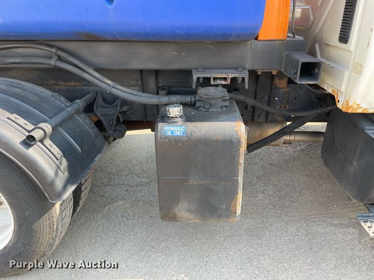 image for item DS8819 2005 International 4300  spreader truck