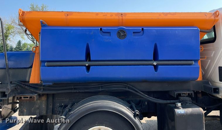 image for item DS8819 2005 International 4300  spreader truck