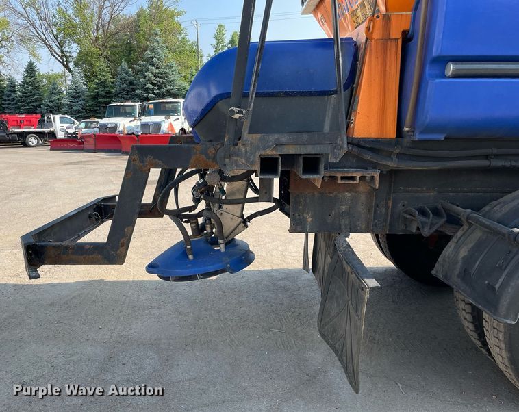 image for item DS8819 2005 International 4300  spreader truck