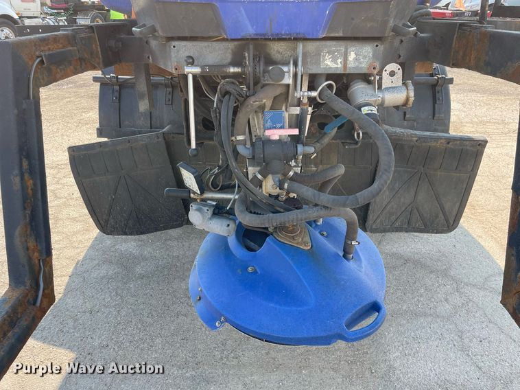 image for item DS8819 2005 International 4300  spreader truck