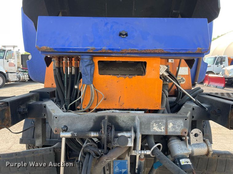 image for item DS8819 2005 International 4300  spreader truck