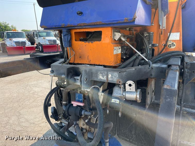 image for item DS8819 2005 International 4300  spreader truck