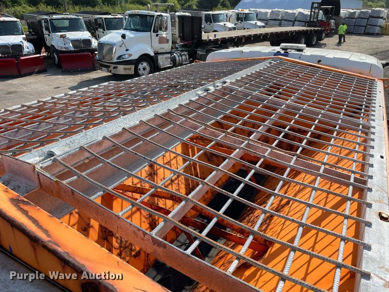 image for item DS8819 2005 International 4300  spreader truck