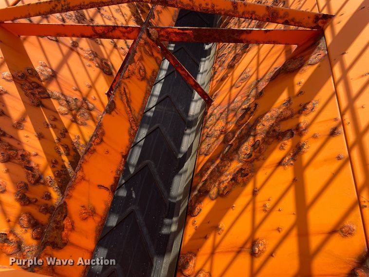 image for item DS8819 2005 International 4300  spreader truck