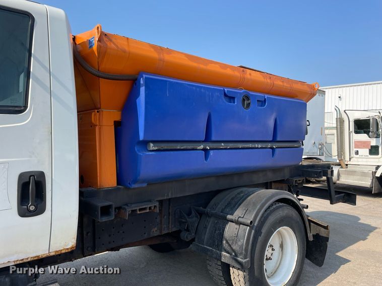 image for item DS8819 2005 International 4300  spreader truck