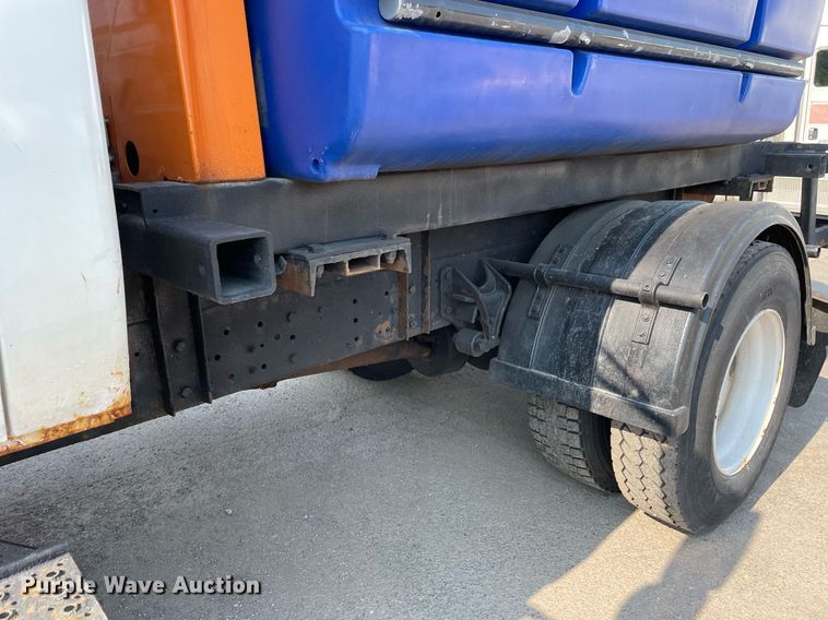 image for item DS8819 2005 International 4300  spreader truck