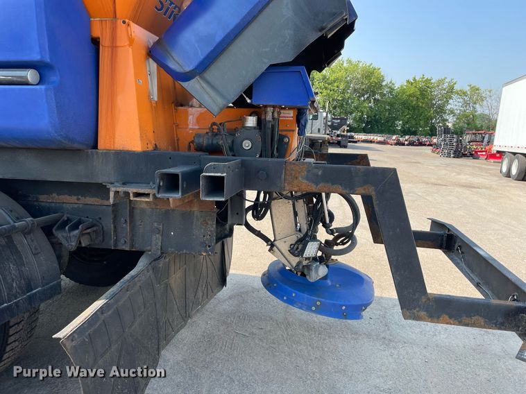 image for item DS8819 2005 International 4300  spreader truck