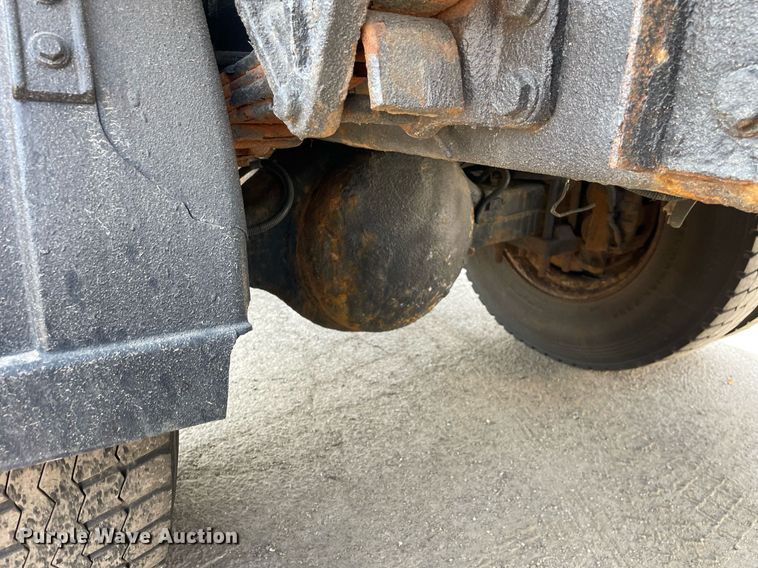 image for item DS8819 2005 International 4300  spreader truck