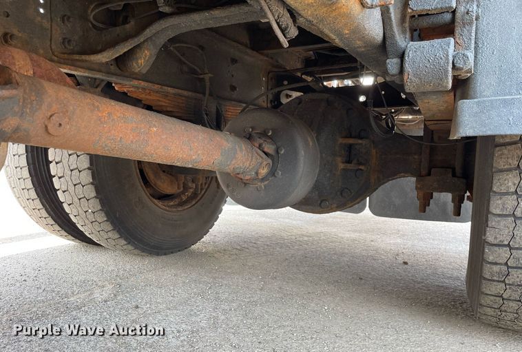 image for item DS8819 2005 International 4300  spreader truck