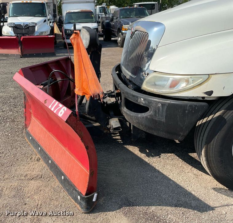 image for item DS8819 2005 International 4300  spreader truck