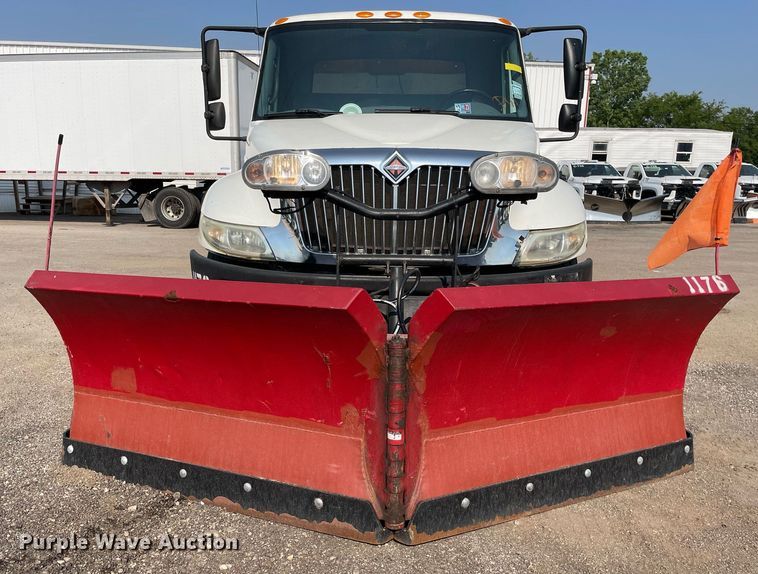 image for item DS8819 2005 International 4300  spreader truck