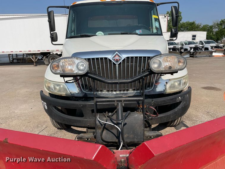 image for item DS8819 2005 International 4300  spreader truck