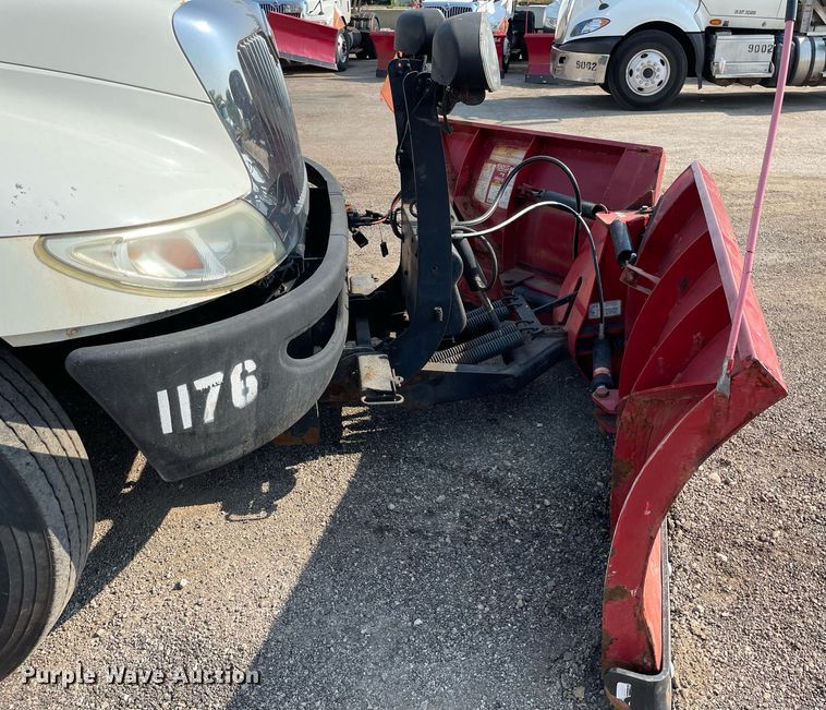 image for item DS8819 2005 International 4300  spreader truck