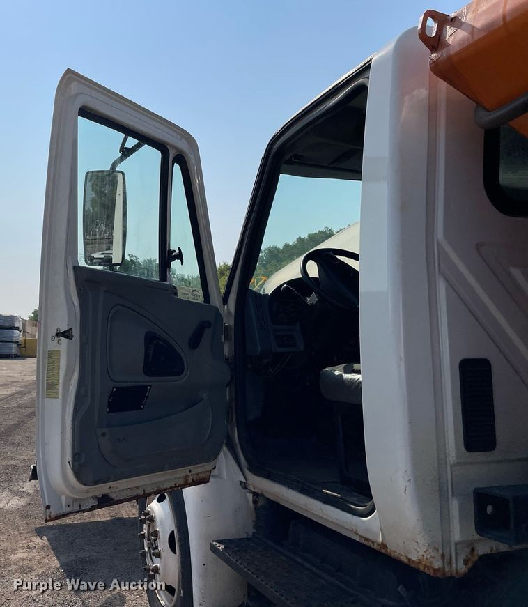 image for item DS8819 2005 International 4300  spreader truck