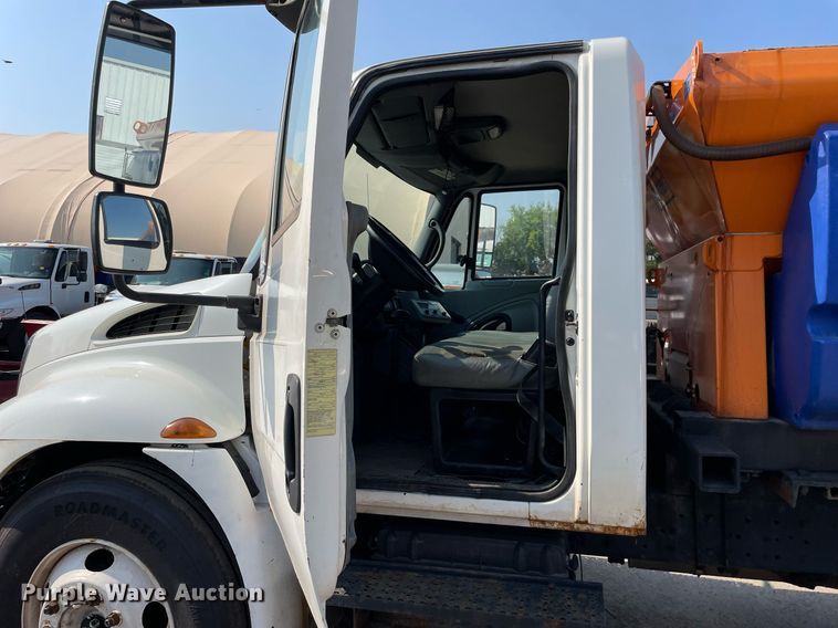 image for item DS8819 2005 International 4300  spreader truck