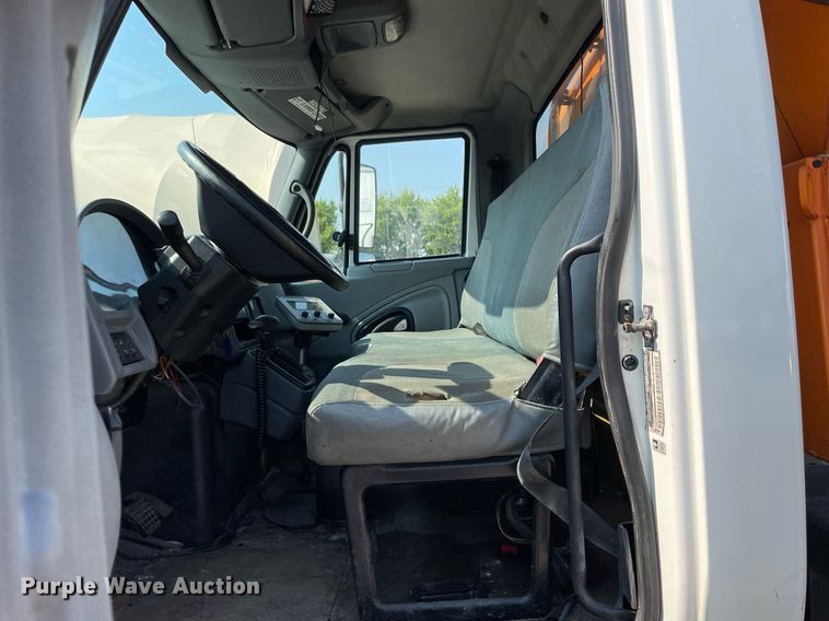 image for item DS8819 2005 International 4300  spreader truck