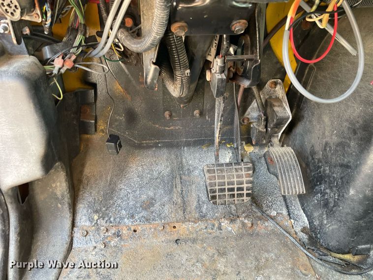 image for item DS8819 2005 International 4300  spreader truck