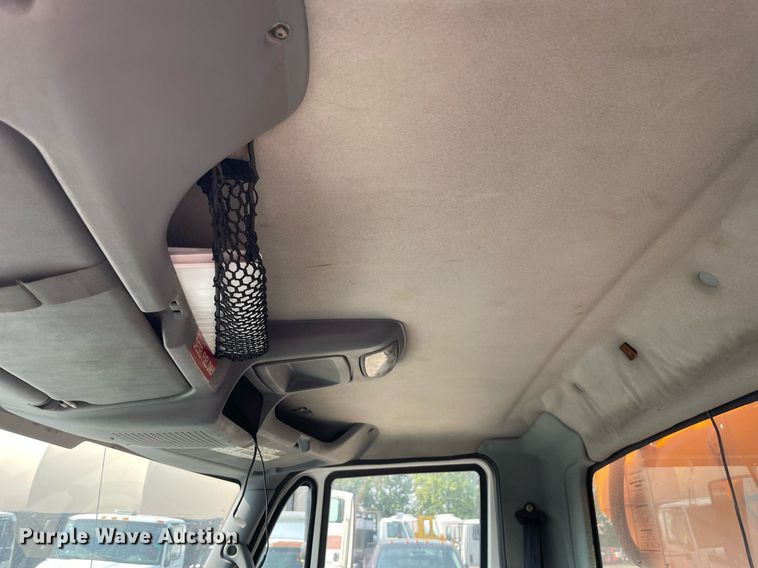 image for item DS8819 2005 International 4300  spreader truck