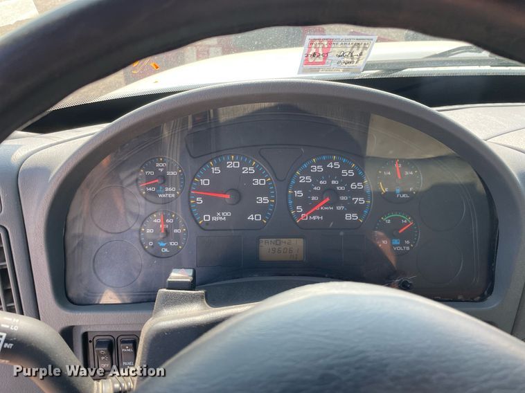 image for item DS8819 2005 International 4300  spreader truck