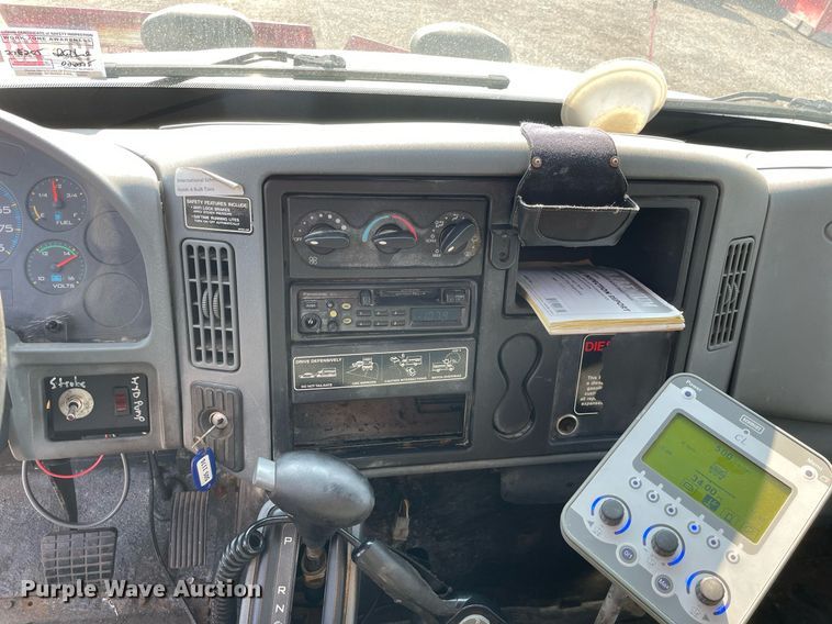 image for item DS8819 2005 International 4300  spreader truck