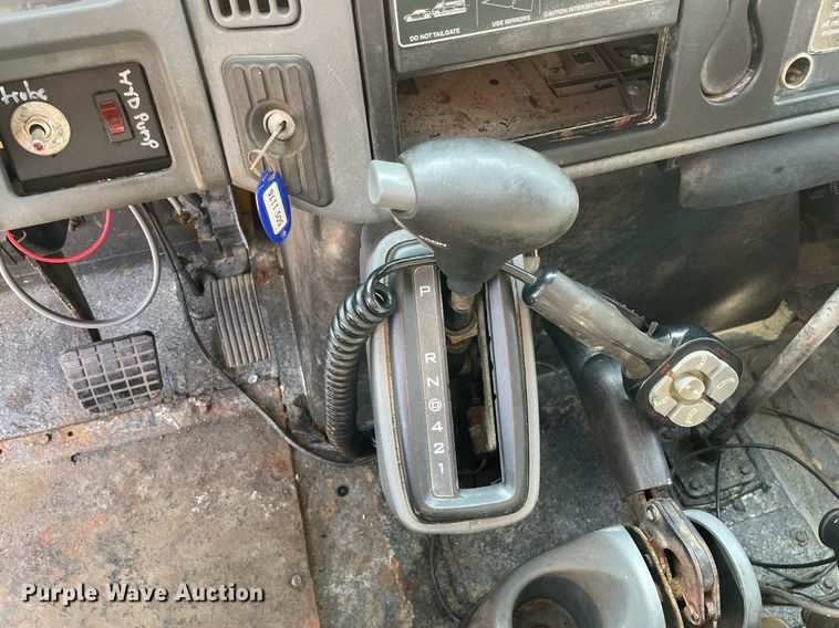 image for item DS8819 2005 International 4300  spreader truck