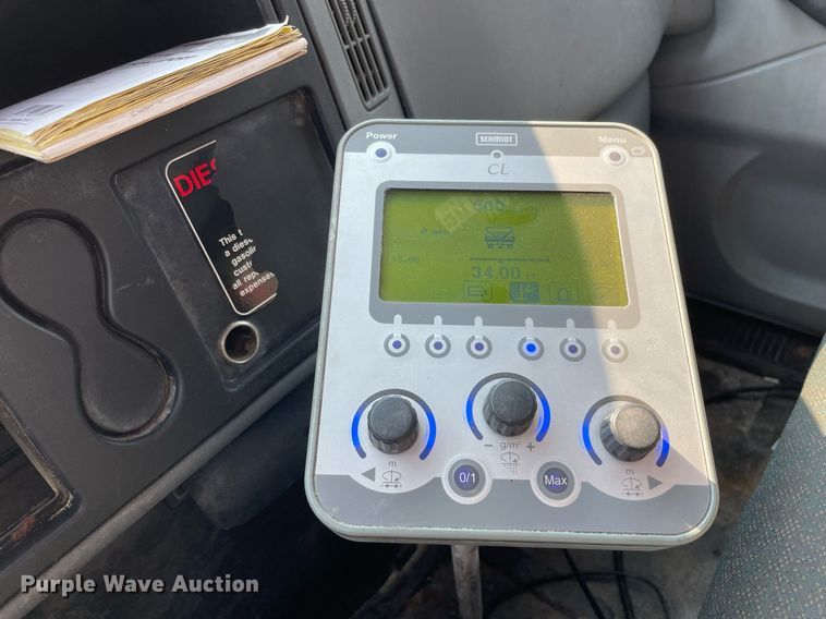 image for item DS8819 2005 International 4300  spreader truck