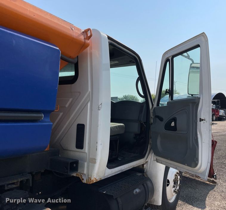 image for item DS8819 2005 International 4300  spreader truck