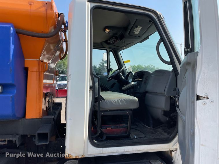 image for item DS8819 2005 International 4300  spreader truck