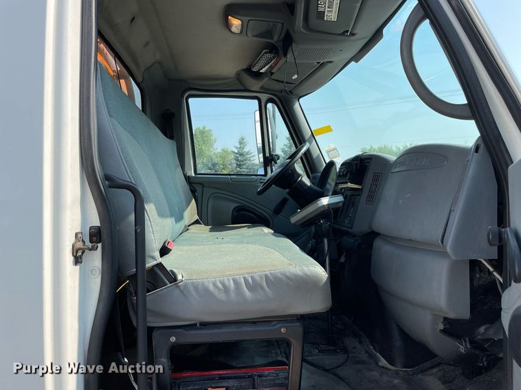 image for item DS8819 2005 International 4300  spreader truck