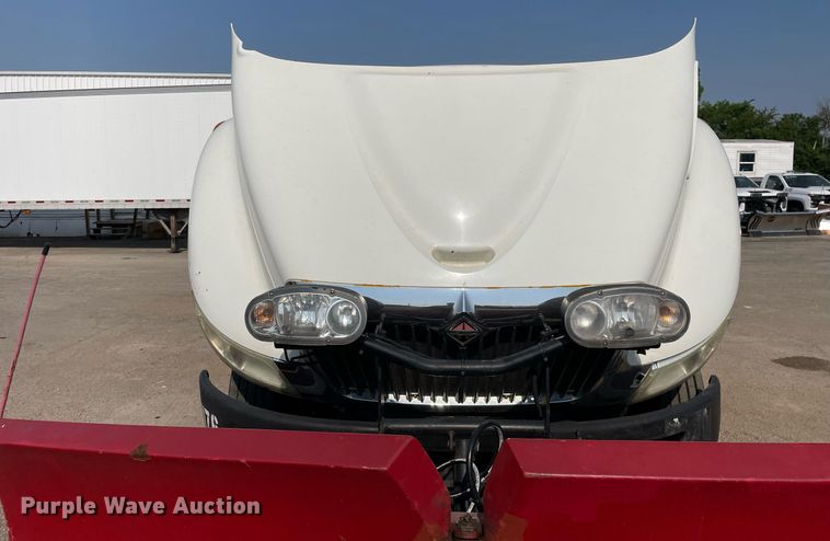 image for item DS8819 2005 International 4300  spreader truck