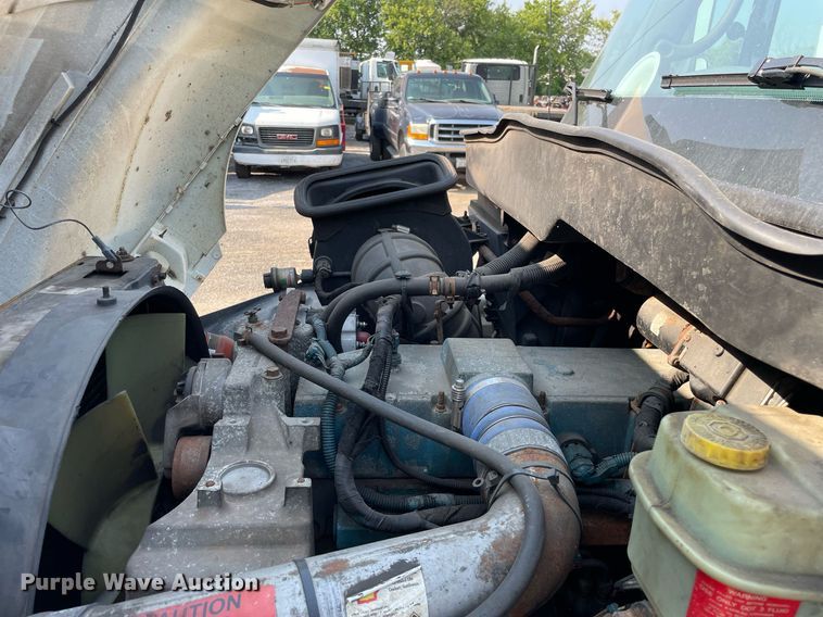 image for item DS8819 2005 International 4300  spreader truck