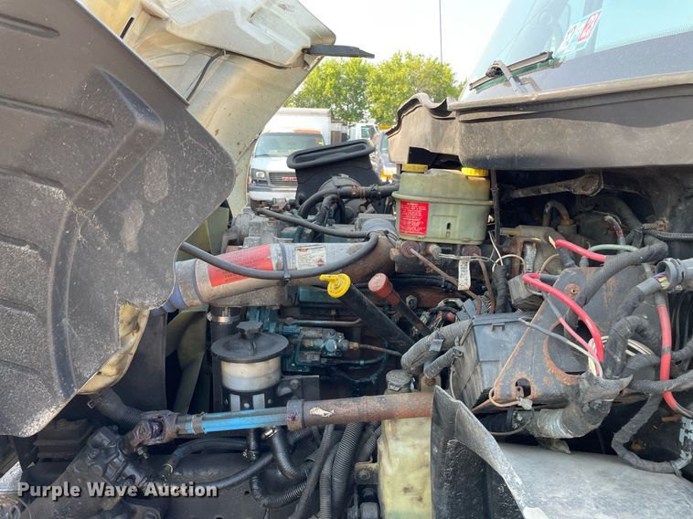 image for item DS8819 2005 International 4300  spreader truck