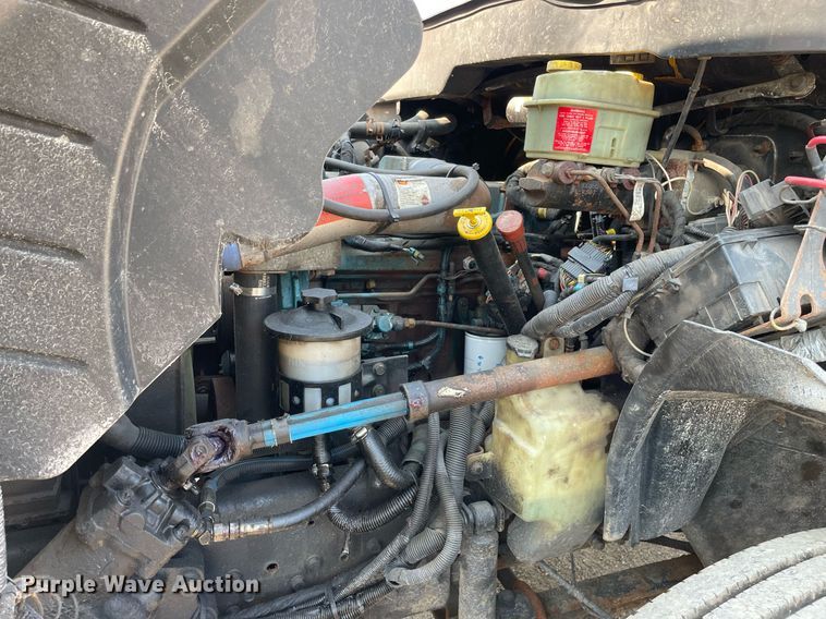 image for item DS8819 2005 International 4300  spreader truck