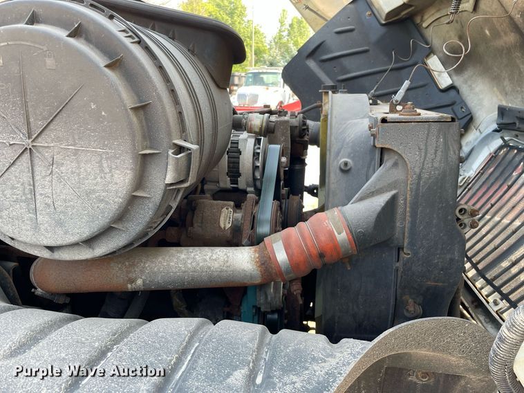 image for item DS8819 2005 International 4300  spreader truck