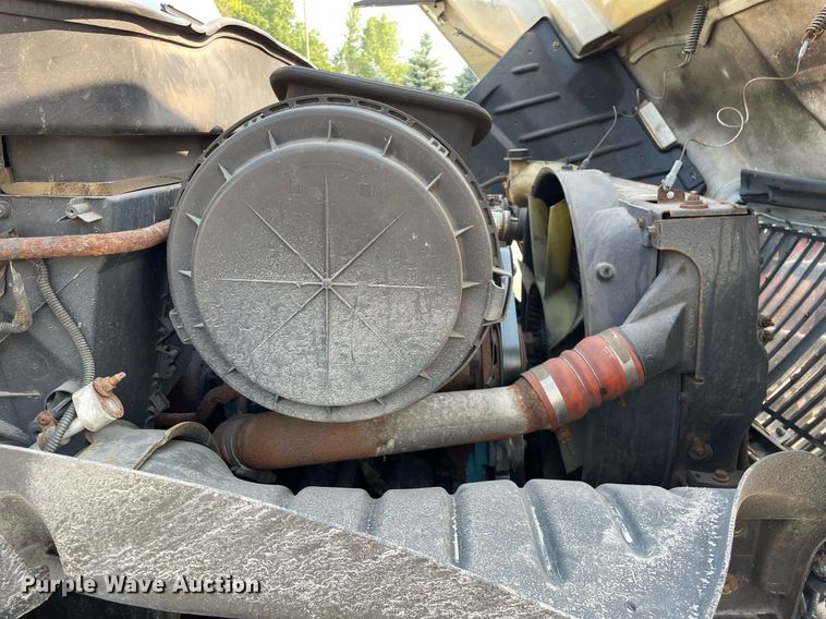 image for item DS8819 2005 International 4300  spreader truck