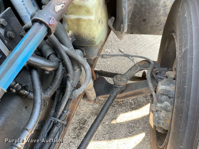 image for item DS8819 2005 International 4300  spreader truck