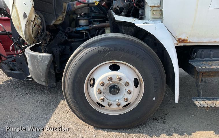 image for item DS8819 2005 International 4300  spreader truck