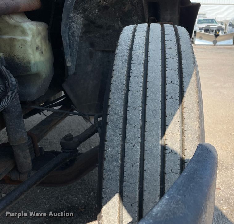 image for item DS8819 2005 International 4300  spreader truck