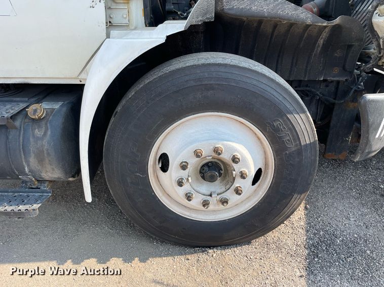 image for item DS8819 2005 International 4300  spreader truck