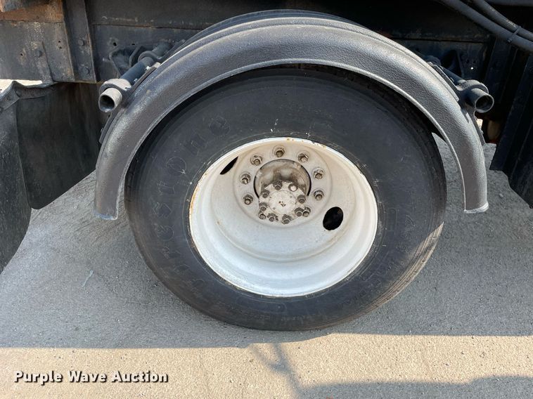 image for item DS8819 2005 International 4300  spreader truck