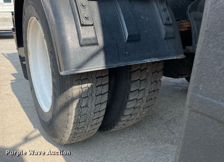 image for item DS8819 2005 International 4300  spreader truck