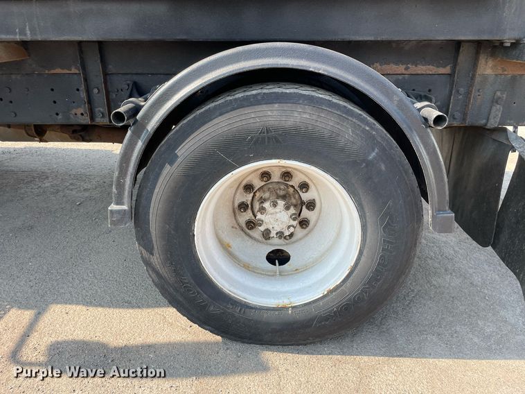 image for item DS8819 2005 International 4300  spreader truck