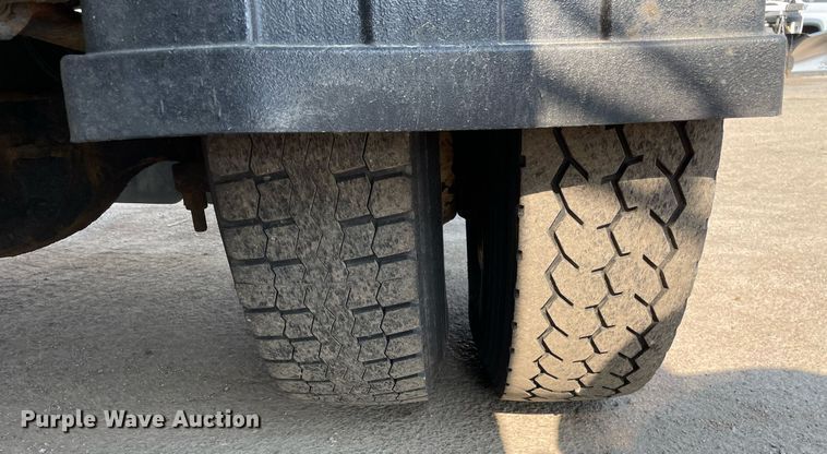 image for item DS8819 2005 International 4300  spreader truck