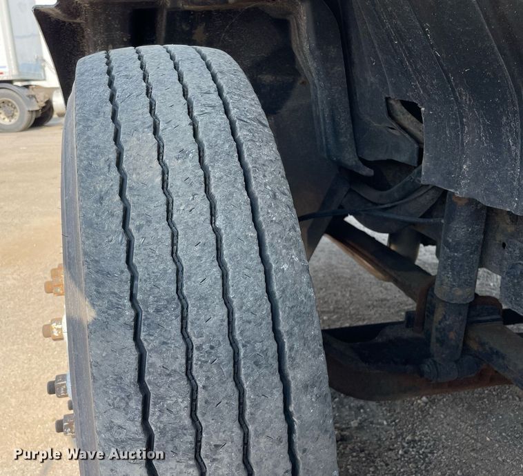 image for item DS8819 2005 International 4300  spreader truck