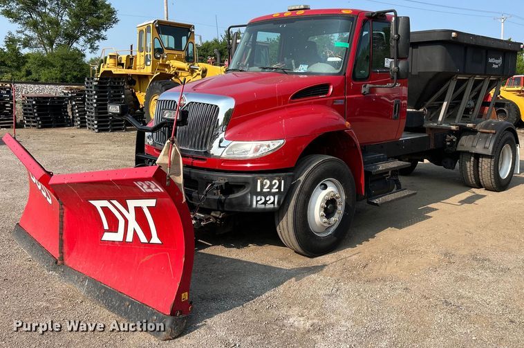 image for item DS8820 2014 International DuraStar 4300  spreader truck