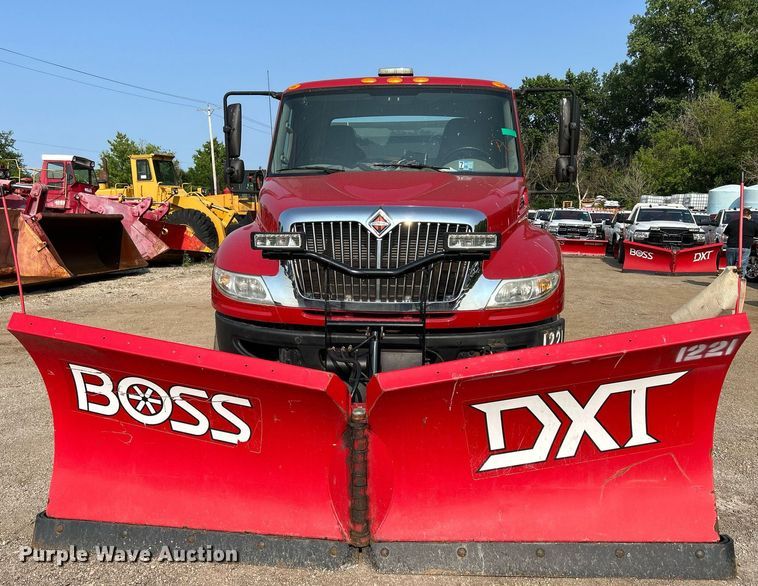 image for item DS8820 2014 International DuraStar 4300  spreader truck