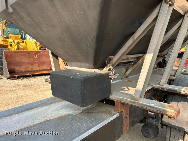 image for item DS8820 2014 International DuraStar 4300  spreader truck