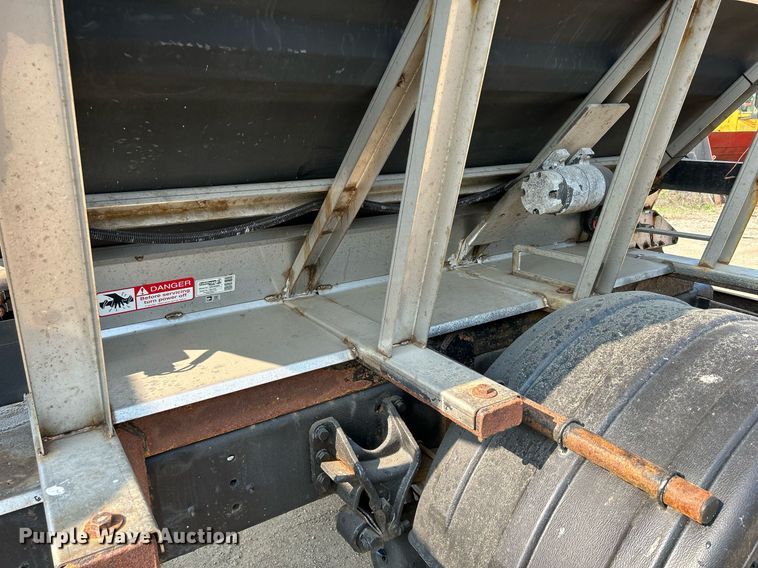 image for item DS8820 2014 International DuraStar 4300  spreader truck